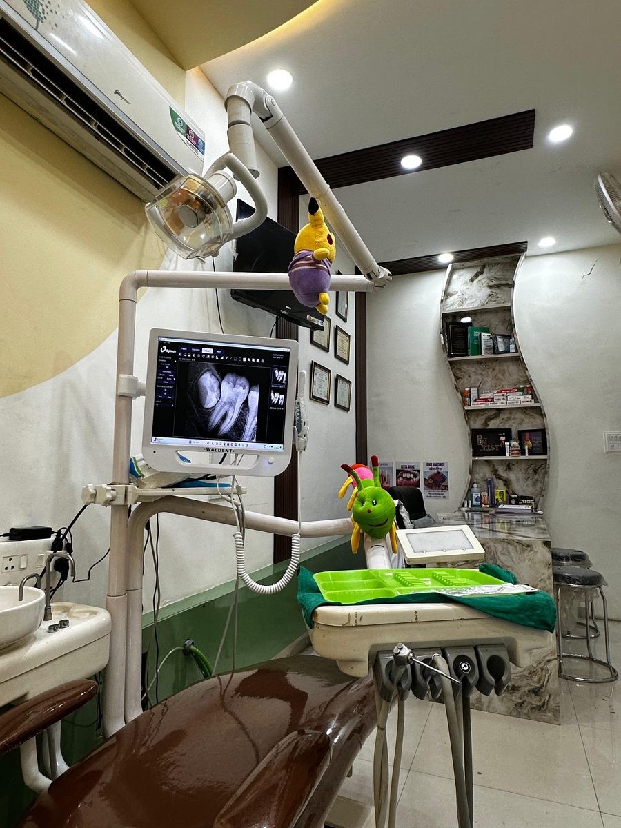 Fully-equipped dental operatory with a digital X-ray display at Happy Tooth, Mohamadwadi